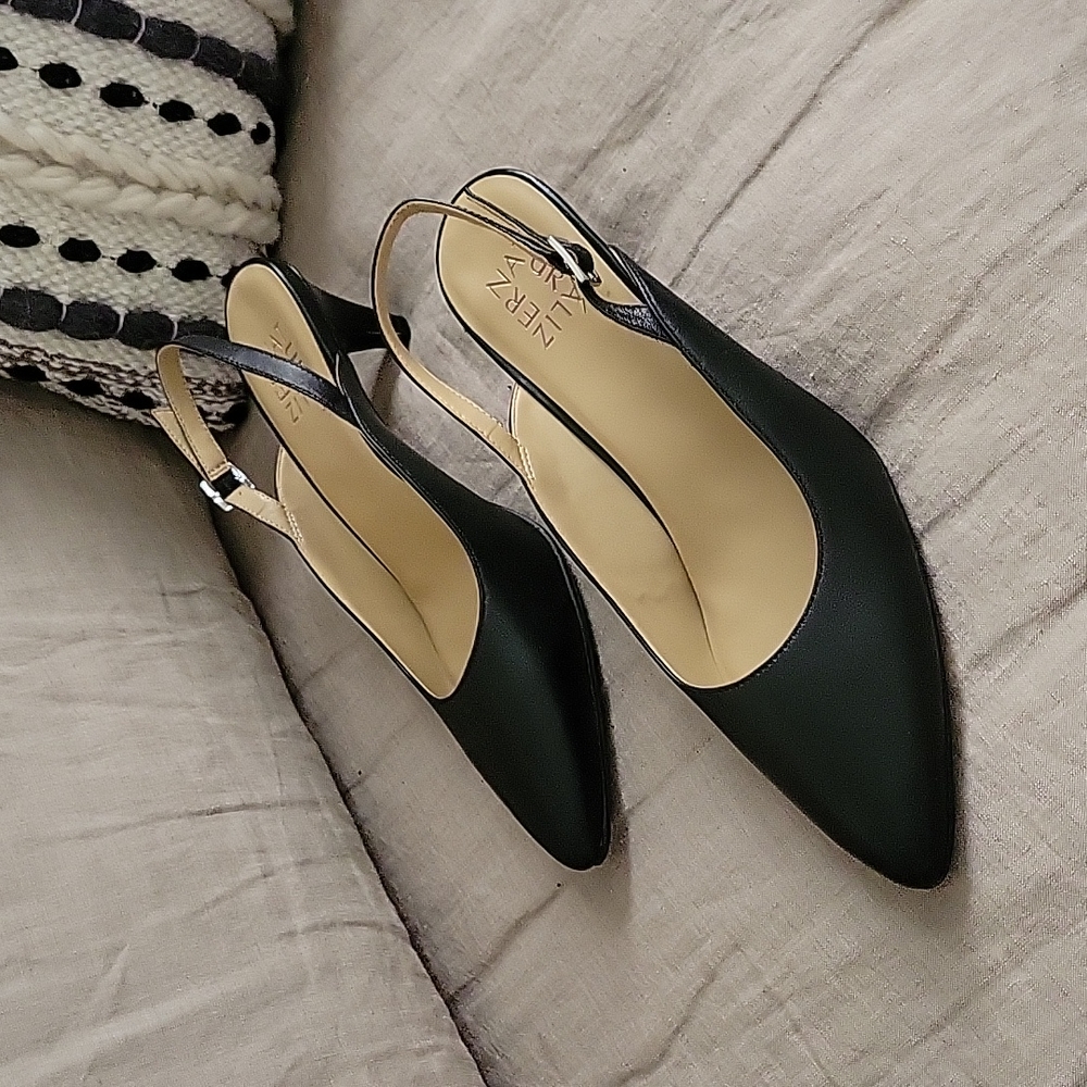 Naturalizer Peyton Slingback Black Leather Pumps, 8 N, 2 1/2" heel. Pointed toe.
